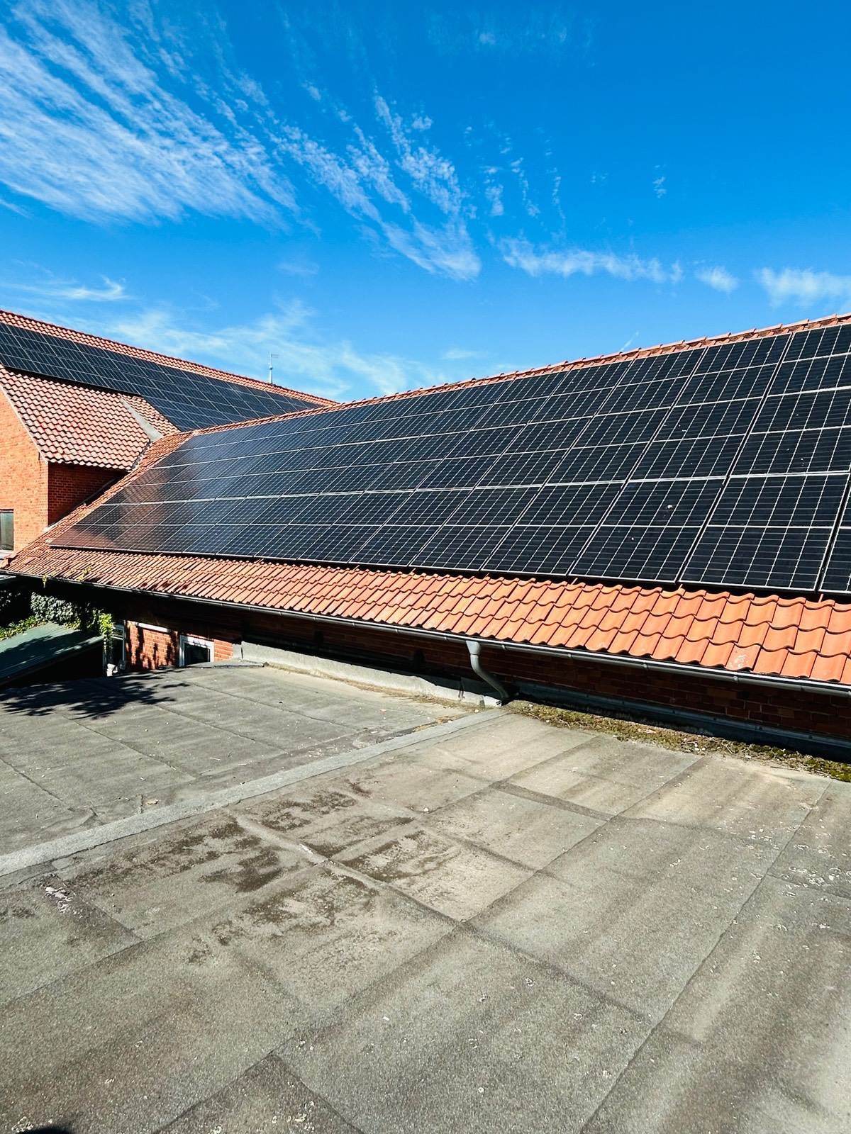 solarpanels-auf dach-befestigt